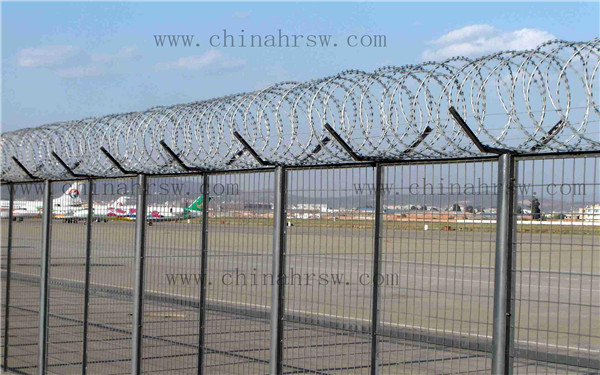 機場刺絲滾籠防護網(wǎng) 機場刺絲滾籠防護網(wǎng)