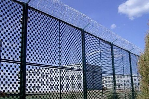鐵路安裝刀片刺繩防護網(wǎng)的原因 鐵路安裝刀片刺繩防護網(wǎng)的原因